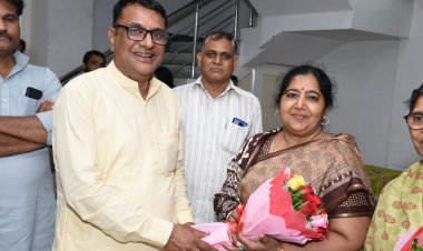 महिला चित्रकार शिविर में निर्मित कृतियों की प्रदर्शनी का उद्घाटन