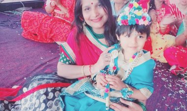 महिलाओं ने खेली  फूलों की होली