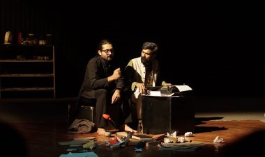 नाटक "पीले स्कूटर वाला आदमी" का मंचन