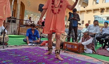 तमाशा में दिखा कलाकारों का प्राचीन रूप