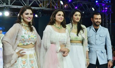 फ्लो की लगभग 100 मेंबर्स ने रैंप पर अपनी वॉक द्वारा चार चांद लगाए