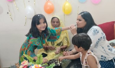 थिया ने मनाया मदर्स डे, हैंड मेड गिफ्ट् किए भेंट