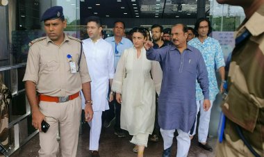 जयपुर एयरपोर्ट पर स्पॉट हुए परिणीति और राघव