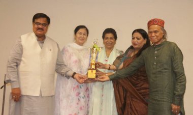 शायरी और लफ्जों की बानगी के बीच सम्मानित हुए संगीत के महारथी