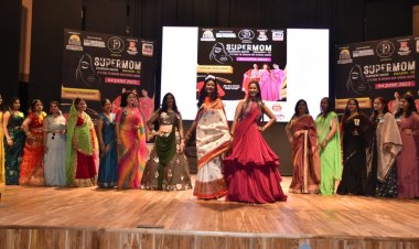 सुपर मॉम का खिताब जीतने रैंप पर उतरीं स्टाइलिश विमंस