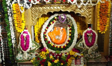 योगिनी एकादशी पर परकोटा गणेश मंदिर में सजी फूल बंगला झांकी