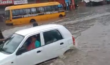 सीकर रोड बना दरिया,तीन फीट पानी मे डूबे वाहन