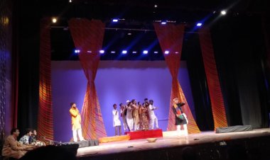 Andher Nagri Chaupat Raja: नाटक "अंधेर नगरी चौपट राजा" का मंचन