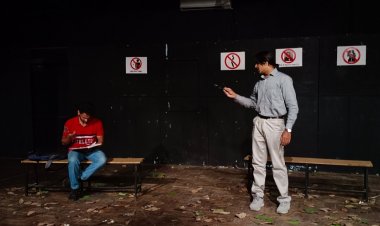 Natak Park:  नाटक पार्क:  एक खास बेंच पर बैठने की जद्दोजहद ने दर्शकों को किया लोटपोट