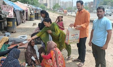 Lokmanch Mansarovar: वितरित किए भोजन के पैकेट