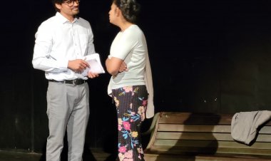 नाटक बार्किंग डॉग ने दर्शकों को हंसाया