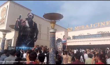 Jawan movie: जवान मूवी के रिलीज़ को पर्व की तरह मनाते हुए पर्दे के सामने और  सिनेमा के बाहर फैंस ने किया डांस