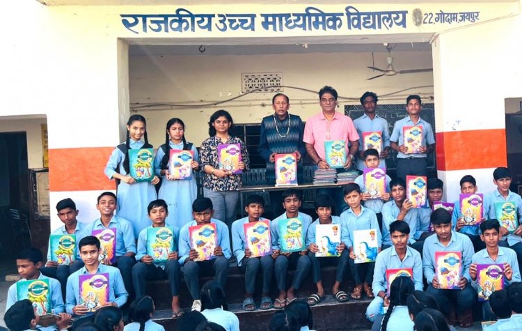 Thar Sarvodaya Sansthan: थार सर्वोदय संस्थान ने सरकारी स्कूल के बच्चों को कहानियों की किताबें वितरित की