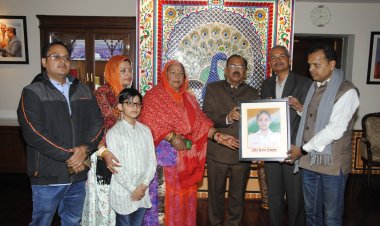 countrys first female martyr: विधानसभा अध्यक्ष ने किया देश की प्रथम महिला शहीद का तैल चित्र भेंट