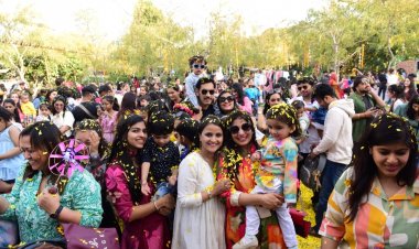 flowers holi: बच्चों ने खेली फूलों की होली