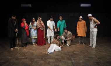 drama Bichhoo: नाटक बिच्छू ने हास्यास्पद परिस्थितियों ने दर्शकों को गुदगुदाया