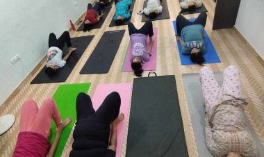 yoga workshop: वर्कशॉप में योग के फायदे बताए