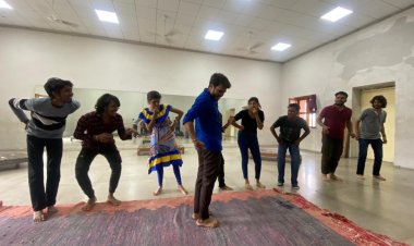 एक नाट्य निर्देशक के नाटक तैयार करवाने मे आई बाधाओ को रोचक अंदाज़ से दर्शाया जायेगा