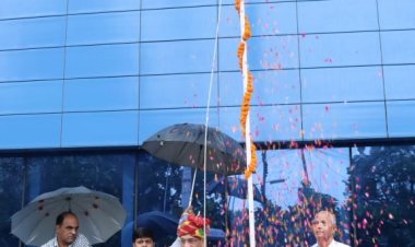 Independence Day celebrations: स्वतंत्रता दिवस के अवसर पर सूचना केंद्र में हुआ ध्वजारोहण