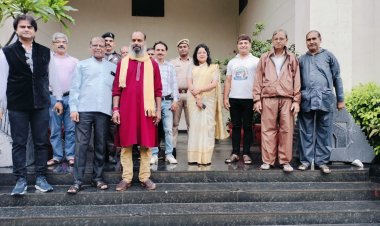 कलाकारों ने ली तरंगे की सलामी