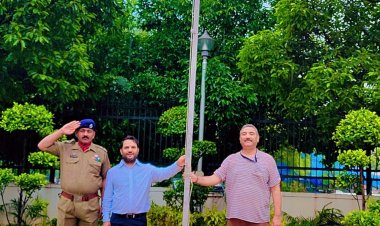 स्वतंत्रता दिवस पर केंद्रीय सदन परिसर में संयुक्त निदेशक पवन फौजदार ने राष्ट्रीय ध्वज तिरंगा फहराया