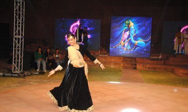 मॉडल्स ने रैंप पर बिखेरे विरासत के रंग