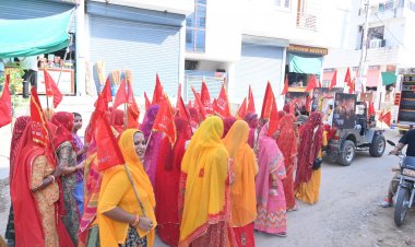 people played Garba in the Dandiya Mahotsav