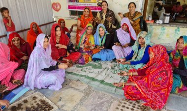 इको-फ्रेंडली दिवाली की मिसाल पेश कर रही हैं मथुरावाला गांव की महिलाएं, गाय के गोबर से बना रहीं दीये