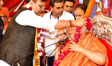 धीरेंद्र कृष्ण शास्त्री युवाओं से बोले, ऐसा करियर बनाओ की लोग तुम्हारे पीछे सेल्फी लेने के लिए पीछे आए