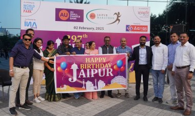 Jaipur Foundation Day: एयू जयपुर मैराथन टीम ने केक काटकर मनाया 297वां जयपुर फाउंडेशन डे