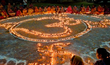 आस्था के दीयों से जगमगाया अभिमन्यु पार्क, लोगों ने अर्पित की श्रद्धा की आहुतियां