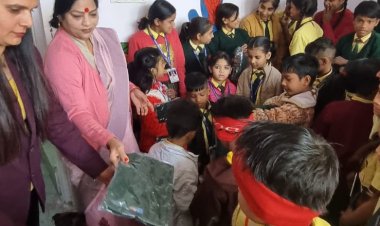 गरीब बच्चों को बांटे स्वेटर