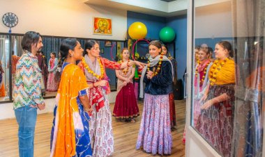 कालबेलिया लोक कलाकार मीना सपेरा ने सिखाया कालबेलिया नृत्य