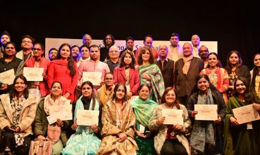 सुर संगम प्रतियोगिता का एक लाख का सुरश्री अवार्ड मिला जयपुर की रिया मैती को