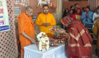 गोविंद देवजी मंदिर में हुआ कुंभ जल का वितरण, आज घर बैठे कर सकेंगे स्नान