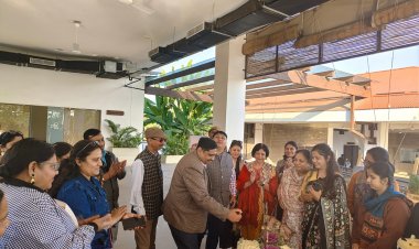 महिला कलाकारों ने केनवास पर लाल किला, जलिया वाला बाग, सेलुलर जेल, जगदीशपुर फ़ोर्ट, इंडिया गेट जैसी जगहों को उतारा