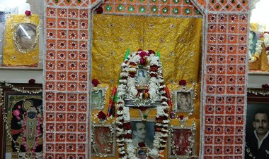 भक्तों ने खेलीं फूलों की होली 