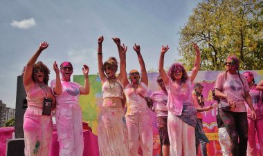 जयपुर की खासाकोठी में हजारों की संख्या में विदेशी पर्यटकों ने जमकर खेली होली