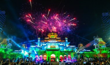 कलाकारों ने अल्बर्ट हॉल के मंच पर गौरवशाली कला के रोचक रंगों को उकेरा