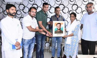 नीरज  उधवानी का तैल चित्र भेंट