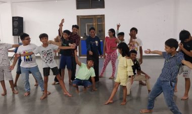 वर्कशॉप में बच्चे सीख रहे है कई क्रिएटिव चीज़े