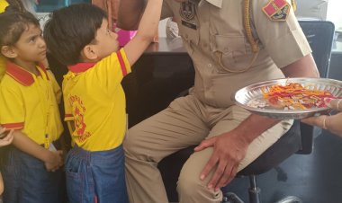 पुलिस कर्मियों को बाँधी राखी