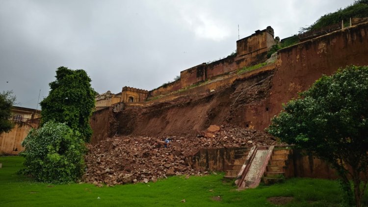 तेज बारिश से गिरी रामबाग की दीवार, बड़ा हादसा टला