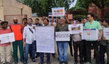 जेकेके की अनियमितताओं के खिलाफ कलाकारों का सड़क पर आक्रोश