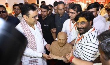 मूर्तिकार मुकेश अर्जुन प्रजापति ने मोदी जी का क्ले मॉडल किया प्रस्तुत