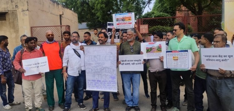 जेकेके की अनियमितताओं के खिलाफ कलाकारों का सड़क पर आक्रोश