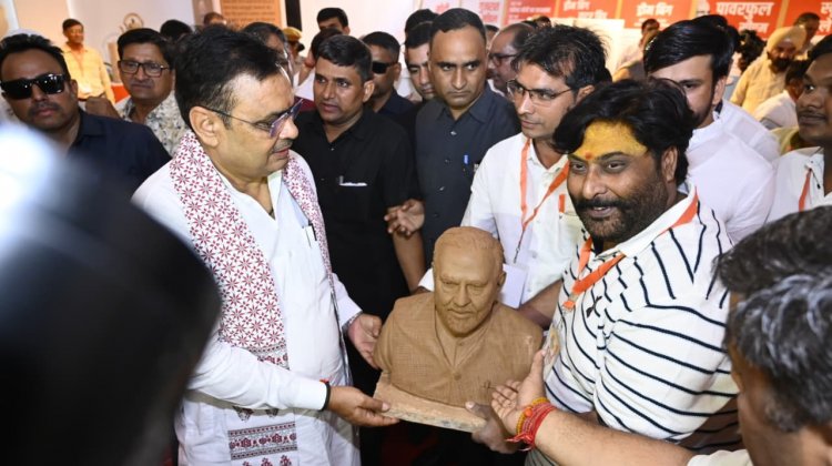 मूर्तिकार मुकेश अर्जुन प्रजापति ने मोदी जी का क्ले मॉडल किया प्रस्तुत