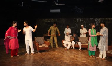 रवींद्र मंच पर गूंजा हंसी का कारवां, दर्शकों को खूब भाया नाटक कंजूस