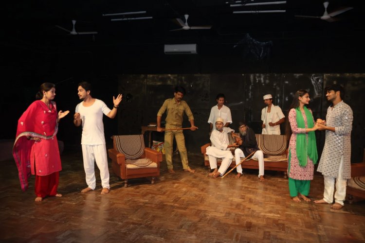 रवींद्र मंच पर गूंजा हंसी का कारवां, दर्शकों को खूब भाया नाटक कंजूस