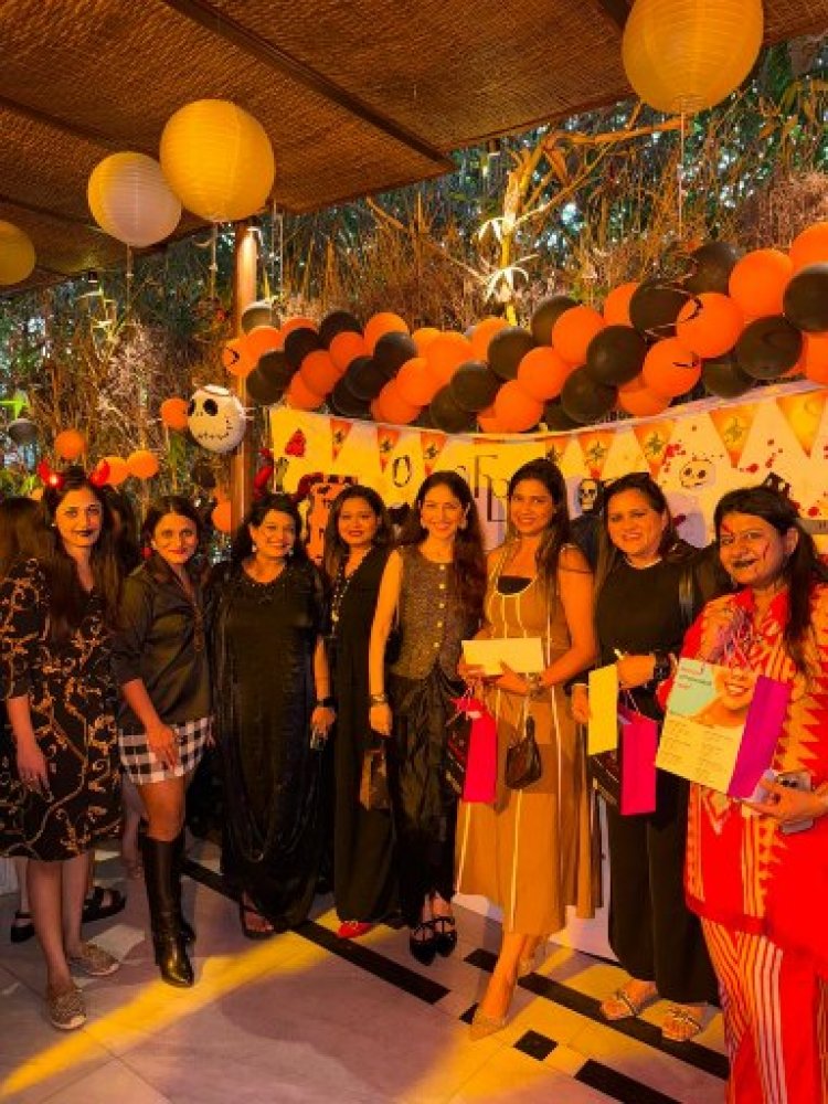 “हैलोवीन थीम में सजा महिला उद्यमियों का मिलन समारोह”